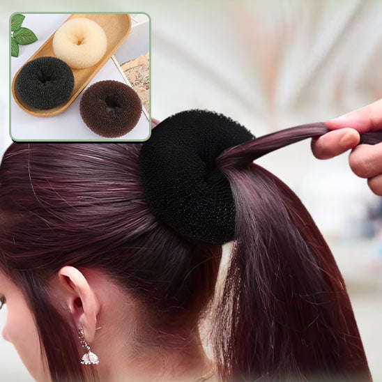 Femme portant Donut chignon en mousse, idéal pour créer un chignon généreux et élégant en quelques minutes.Trois coloris