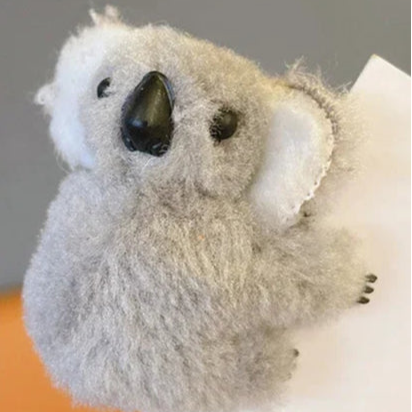 Pince à cheveux peluche Koala  grise   : l'accessoire mignon et pratique - Parfaite pour les petites filles comme pour les adultes, cette pince originale et kawaii permet de maintenir vos cheveux tout en apportant une note ludique et mignonne-