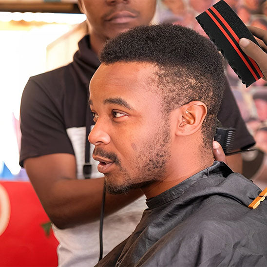 Ensemble peigne afro et brosse, conçu pour préserver la santé des cheveux texturés, en démêlant délicatement et en réduisant la casse