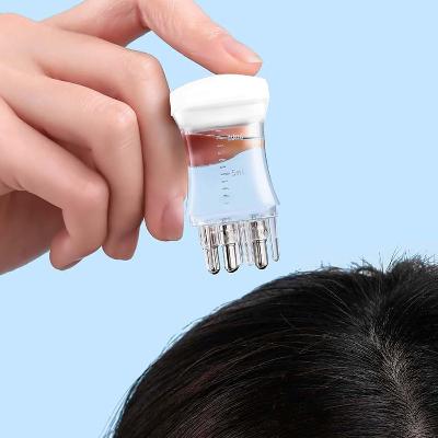 Main applique une huile avec embout doseur pour un dosage précis des huiles , huiles essentielles, huiles nourrissantes. 