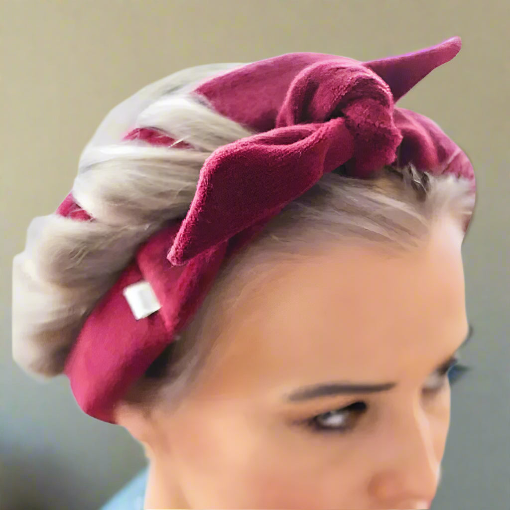 Femme portant Bandeau pour boucles sans chaleur en velours rouge – Outil de coiffure pour cheveux doux et boucles naturelles