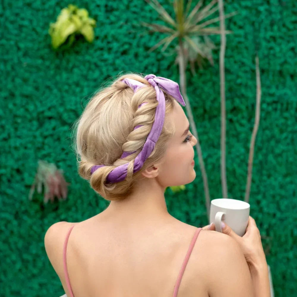 Femme avec tasse de café portant Bandeau pour boucles sans chaleur en velours violet – Outil de coiffure pour cheveux doux et boucles naturelles