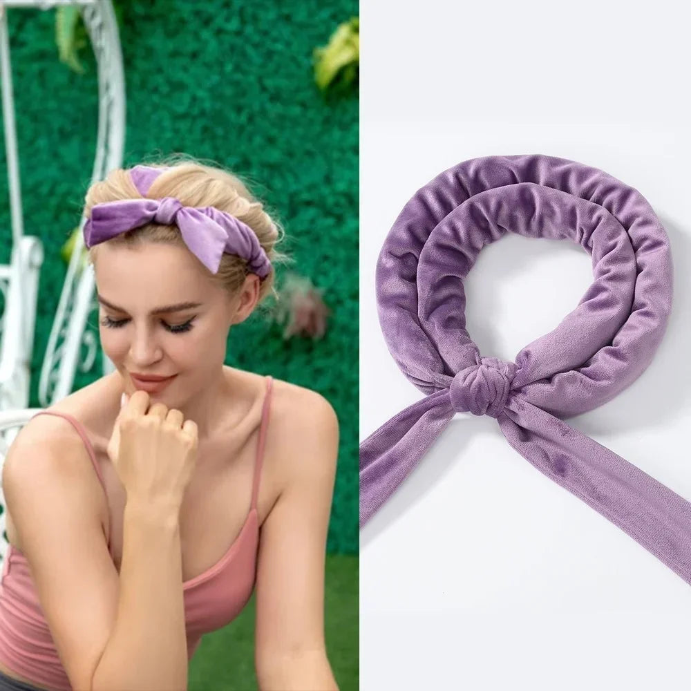 Femme blonde avec Bandeau pour boucles sans chaleur en velours violet – Outil de coiffure pour cheveux doux et boucles naturelles