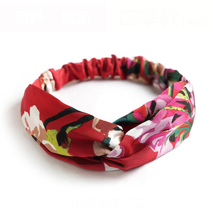 Élégant bandeau de couleur rouge a motif fleurs pour femme, un accessoire de mode incontournable pour compléter votre look tendance. 