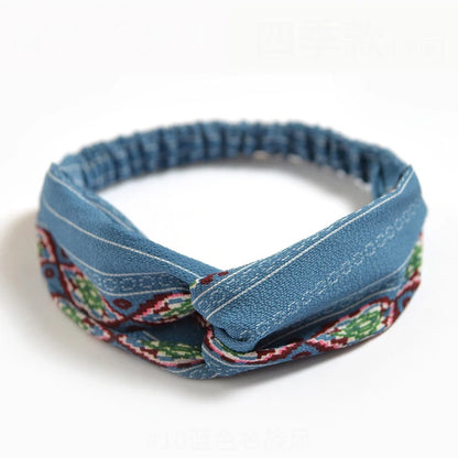 Élégant bandeau bleu à motif ethnique pour femme, un accessoire de mode incontournable pour compléter votre look. 