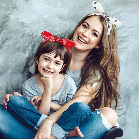 Bandeaux assortis pour cheveux pour mère et fille, créant un look coordonné et charmant, parfait pour des moments partagés
