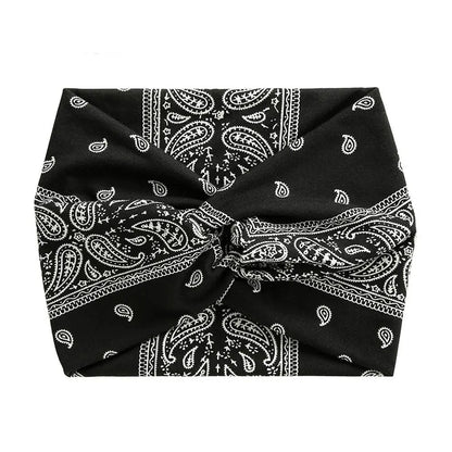Bandeau noir pour cheveux au style bohème, idéal pour compléter une tenue décontractée avec une touche élégante et naturelle