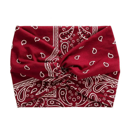 Bandeau rouge pour cheveux au style bohème, idéal pour compléter une tenue décontractée avec une touche élégante et naturelle