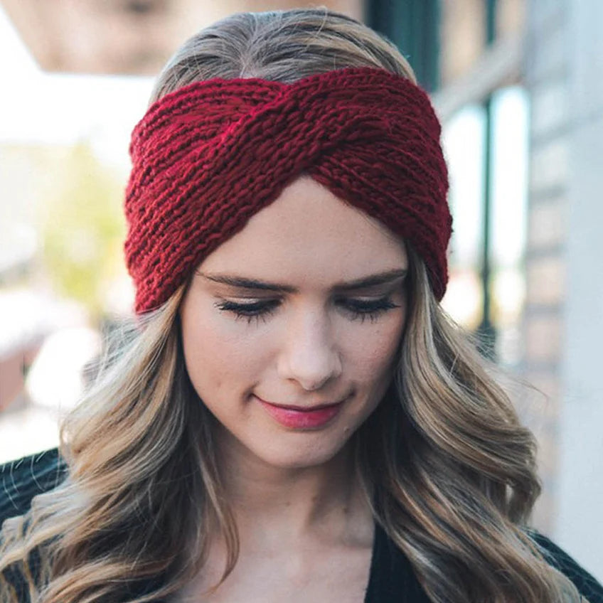 Bandeau tressé rouge cheveux hiver, accessoire mode chaud et élégant pour protéger vos cheveux du froid tout en ajoutant une touche stylée à votre tenue.