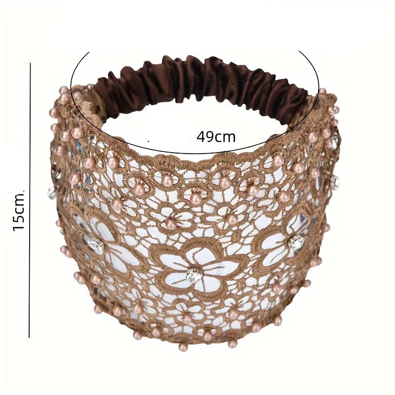 Bandeau beige en dentelle délicate, idéal pour ajouter une touche élégante et féminine à vos tenues. Parfait pour les mariages, les soirées ou les occasions spéciales, ce bandeau en dentelle fine offre un confort optimal tout en sublimant votre coiffure. Disponible dans plusieurs couleurs et styles pour s'adapter à toutes vos envies.