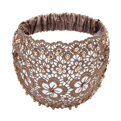 Bandeau beige en dentelle délicate, idéal pour ajouter une touche élégante et féminine à vos tenues. Parfait pour les mariages, les soirées ou les occasions spéciales, ce bandeau en dentelle fine offre un confort optimal tout en sublimant votre coiffure. Disponible dans plusieurs couleurs et styles pour s'adapter à toutes vos envies.