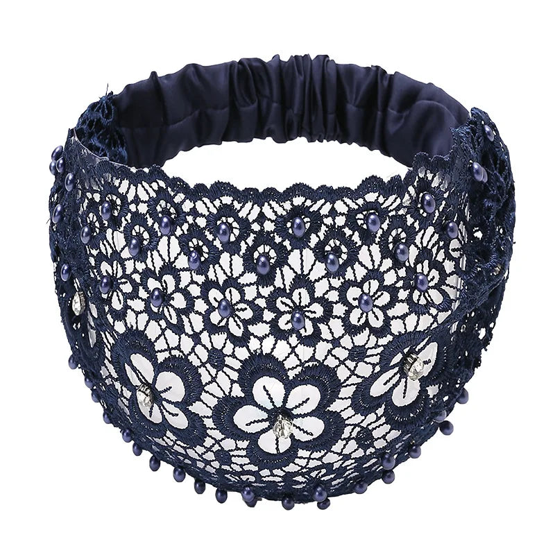 Bandeau bleu en dentelle délicate, idéal pour ajouter une touche élégante et féminine à vos tenues. Parfait pour les mariages, les soirées ou les occasions spéciales, ce bandeau en dentelle fine offre un confort optimal tout en sublimant votre coiffure. Disponible dans plusieurs couleurs et styles pour s'adapter à toutes vos envies.