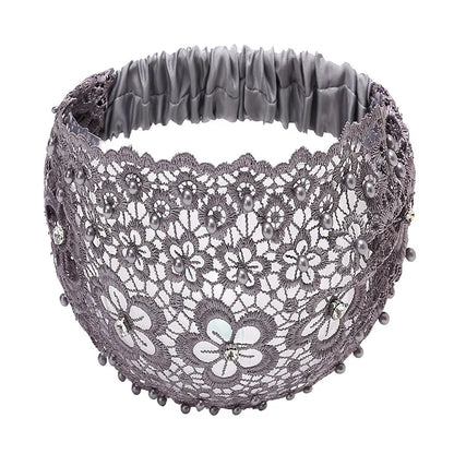 Bandeau gris en dentelle délicate, idéal pour ajouter une touche élégante et féminine à vos tenues. Parfait pour les mariages, les soirées ou les occasions spéciales, ce bandeau en dentelle fine offre un confort optimal tout en sublimant votre coiffure. Disponible dans plusieurs couleurs et styles pour s'adapter à toutes vos envies.