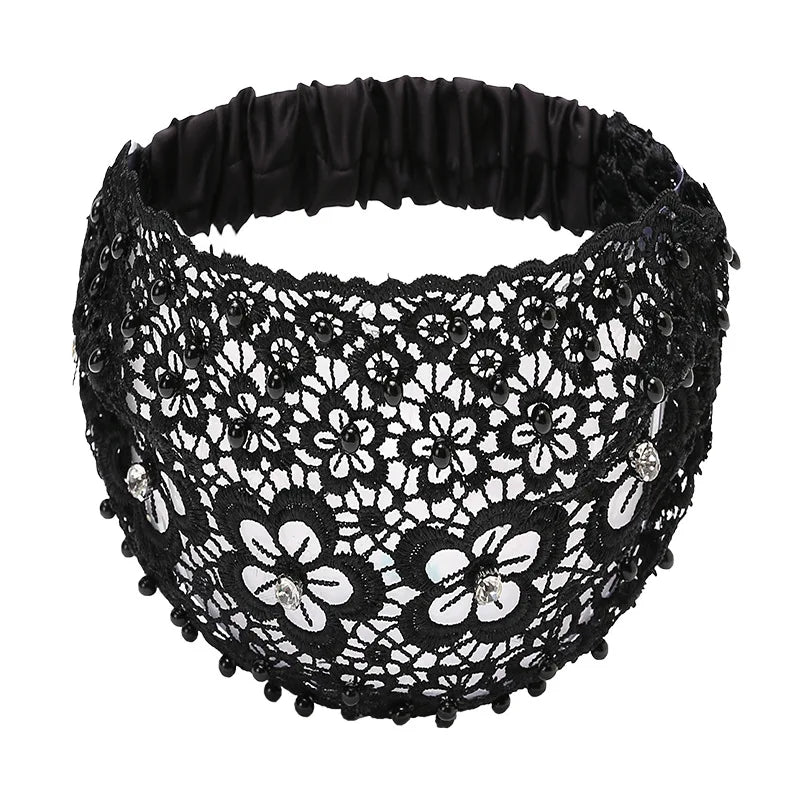 Bandeau noir en dentelle délicate, idéal pour ajouter une touche élégante et féminine à vos tenues. Parfait pour les mariages, les soirées ou les occasions spéciales, ce bandeau en dentelle fine offre un confort optimal tout en sublimant votre coiffure. Disponible dans plusieurs couleurs et styles pour s'adapter à toutes vos envies.