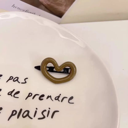 Barrette marron en forme de cœur, élégante et mignonne, idéale comme accessoire pour les cheveux avec une touche de douceur. 