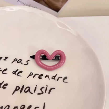 Barrette rose en forme de cœur, élégante et mignonne, idéale comme accessoire pour les cheveux avec une touche de douceur. 