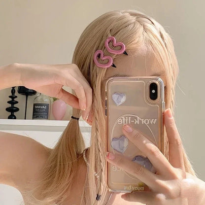 Fille blonde porte barrette rose en forme de cœur, élégante et mignonne, idéale comme accessoire pour les cheveux avec une touche de douceur. 