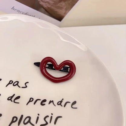 Barrette rouge en forme de cœur, élégante et mignonne, idéale comme accessoire pour les cheveux avec une touche de douceur. 