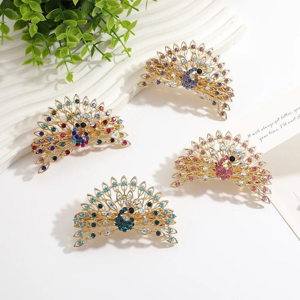 Barettes dans une main , strass en forme de paon, barette animal, scintillante