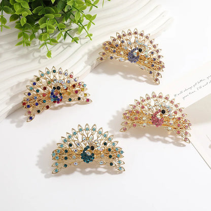 Barettes dans une main , strass en forme de paon, barette animal, scintillante