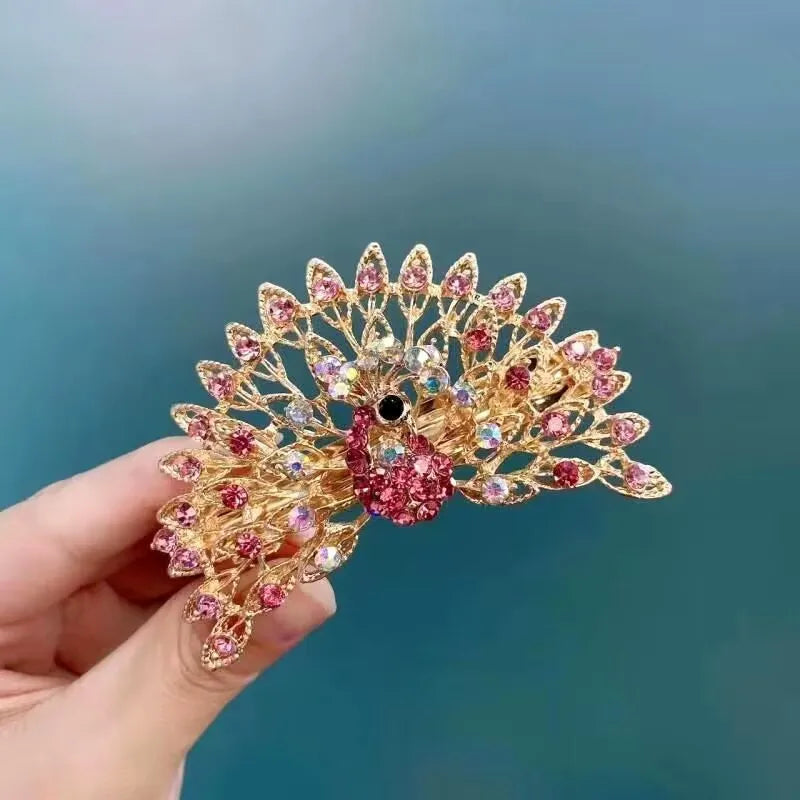 Barette dans une main , strass en forme de paon, barette animal, scintillante, rouge