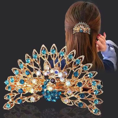 Barette strass en forme de paon, barette animal, scintillante, bleu porté par femme demie queue. 