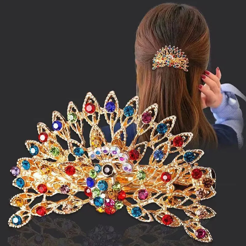 Barette dans une main , strass en forme de paon, barette animal, scintillante, multicouleur