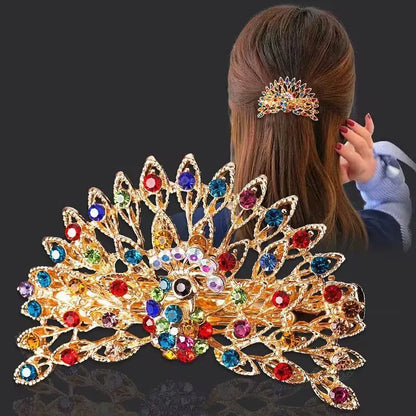 Barette dans une main , strass en forme de paon, barette animal, scintillante, multicouleur
