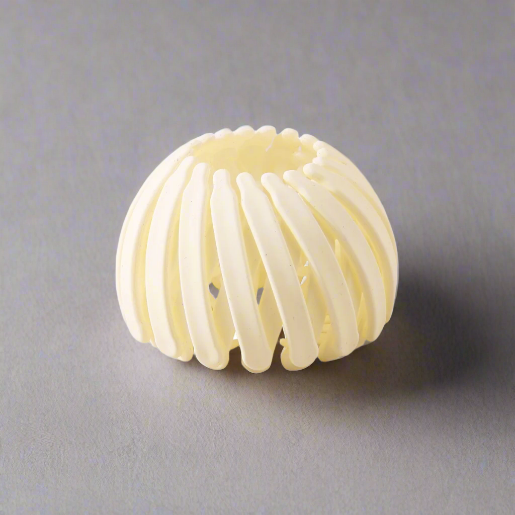 Barrette nid d’oiseau blanc crème pour cheveux – Accessoire extensible élégant pour femmes-sur fond neutre