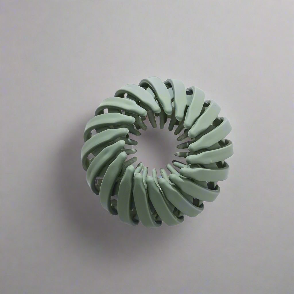 Barrette nid d’oiseau vert pastel pour cheveux – Accessoire extensible élégant pour femmes-sur fond neutre