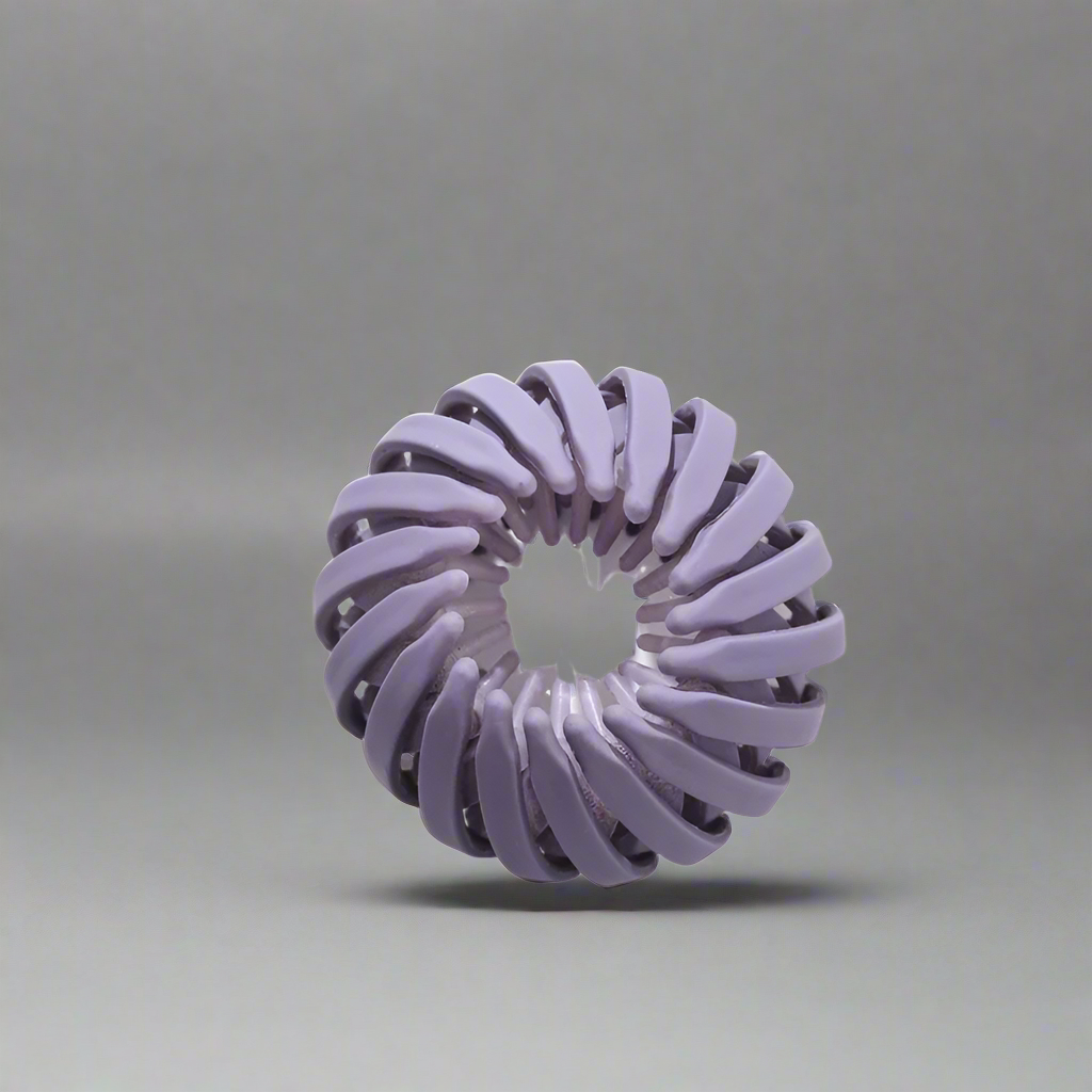 Barrette nid d’oiseau violet pour cheveux – Accessoire extensible élégant pour femmes-sur fond neutre