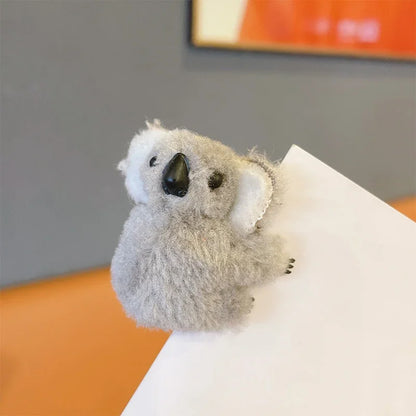 Pince à cheveux peluche Koala  grise   : l'accessoire mignon et pratique - Parfaite pour les petites filles comme pour les adultes, cette pince originale et kawaii permet de maintenir vos cheveux tout en apportant une note ludique et mignonne-