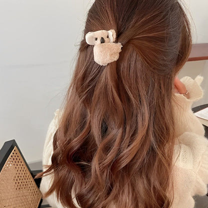 Pince à cheveux peluche Koala beige sur demi queue : l'accessoire mignon et pratique - Parfaite pour les petites filles comme pour les adultes, cette pince originale et kawaii permet de maintenir vos cheveux tout en apportant une note ludique et mignonne-