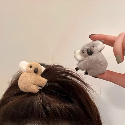 Pince à cheveux peluche Koala  grise ou beige sur cheveux   : l'accessoire mignon et pratique - Parfaite pour les petites filles comme pour les adultes, cette pince originale et kawaii permet de maintenir vos cheveux tout en apportant une note ludique et mignonne-