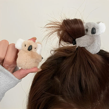Pince à cheveux peluche Koala  grise ou beige dans un chignon   : l'accessoire mignon et pratique - Parfaite pour les petites filles comme pour les adultes, cette pince originale et kawaii permet de maintenir vos cheveux tout en apportant une note ludique et mignonne-