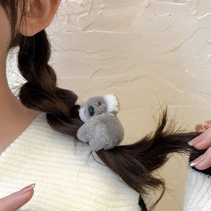 Pince à cheveux peluche Koala  grise sur tresse  : l'accessoire mignon et pratique - Parfaite pour les petites filles comme pour les adultes, cette pince originale et kawaii permet de maintenir vos cheveux tout en apportant une note ludique et mignonne-