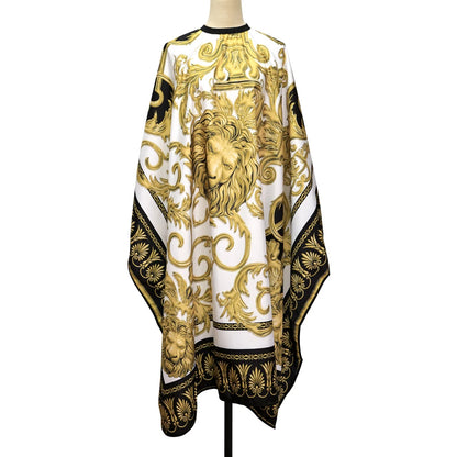 Belle cape de coiffure au design vintage baroque avec motif de lion allie élégance et fonctionnalité. Conçue pour les professionnels, elle est à la fois antistatique et imperméable, offrant une protection optimale pendant les coupes ou traitements capillaires. Sa matière de haute qualité assure un confort optimal et une grande résistance à l'usure. Pratique et facile à entretenir, elle garantit une expérience pour le coiffeur comme agréable pour le client. Un accessoire indispensable. 
