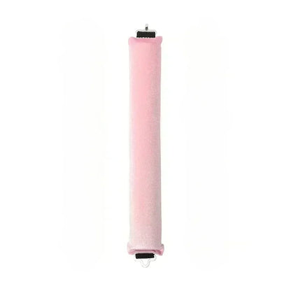 Bigoudi en tissu velours rose, idéal pour créer des boucles et des ondulations délicates. Ce bigoudi doux et flexible garantit un résultat sans chaleur, offrant un soin optimal pour vos cheveux. Parfait pour ajouter du volume et de la texture tout en préservant la santé de vos cheveux grâce à son matériau doux et agréable. Idéal pour les cheveux de tous types, ce bigoudi permet un coiffage facile et rapide, tout en apportant une touche d'élégance grâce à son coloris rose tendance.