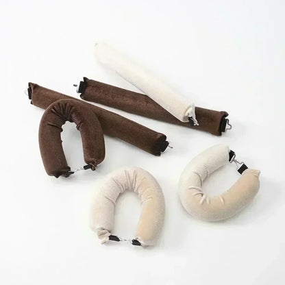 Bigoudis marron et blanc sans chaleur pour des boucles naturelles et volumineuses, idéal pour tous types de cheveux. Ces bigoudis innovants offrent une coiffure sans abîmer les cheveux, en utilisant uniquement la méthode de fixation douce. Parfaits pour créer des boucles durables et stylées sans chaleur, adaptés aux cheveux longs.