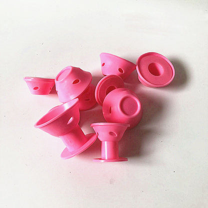 Set de bigoudis en silicone rose de deux tailles (grande et petite) sur fond lumineux blanc.