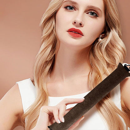Femme blonde avec bigoudi marron sans chaleur dans la main pour créer des boucles parfaites sans abîmer les cheveux. Ces bigoudis innovants permettent de réaliser des coiffures bouclées facilement, tout en préservant la santé des cheveux. Idéals pour un usage quotidien, ils conviennent à tous les types de cheveux et offrent une méthode douce et naturelle pour des boucles durables sans abimer les cheveux . 