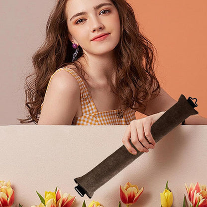 Femme avec bigoudi marron sans chaleur pour créer des boucles parfaites sans abîmer les cheveux. Ces bigoudis innovants permettent de réaliser des coiffures bouclées facilement, tout en préservant la santé des cheveux. Idéals pour un usage quotidien, ils conviennent à tous les types de cheveux et offrent une méthode douce et naturelle pour des boucles durables sans abimer les cheveux . 