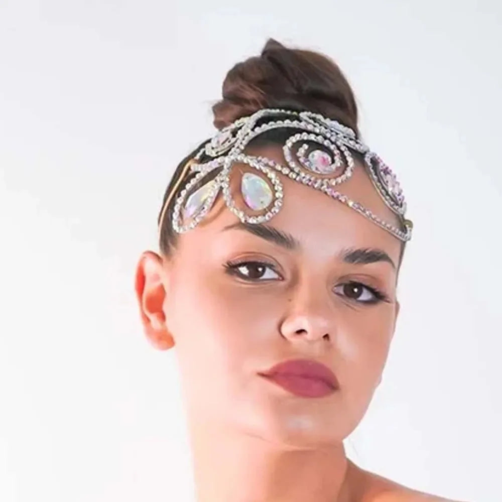 femme porte accessoire de mariage style diadème – bijou de tete en strass or