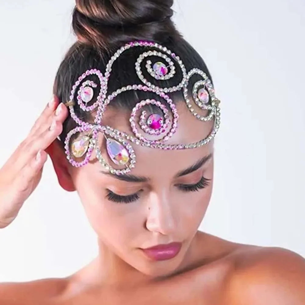 Femme porte Bijou de tete mariage en strass cristal couleur or porté par une mariée

