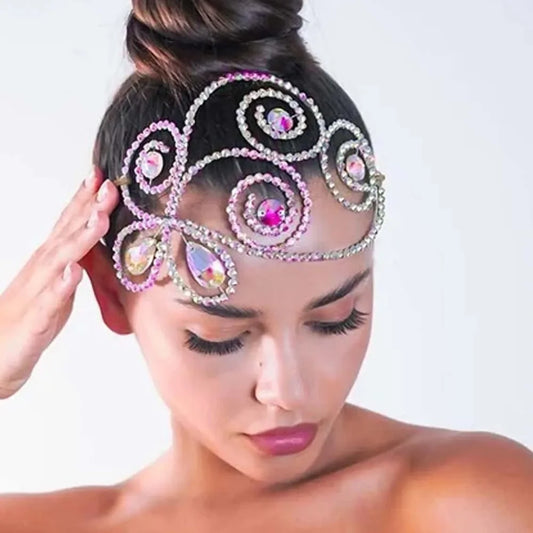 Femme porte Bijou de tete mariage en strass cristal couleur or porté par une mariée

