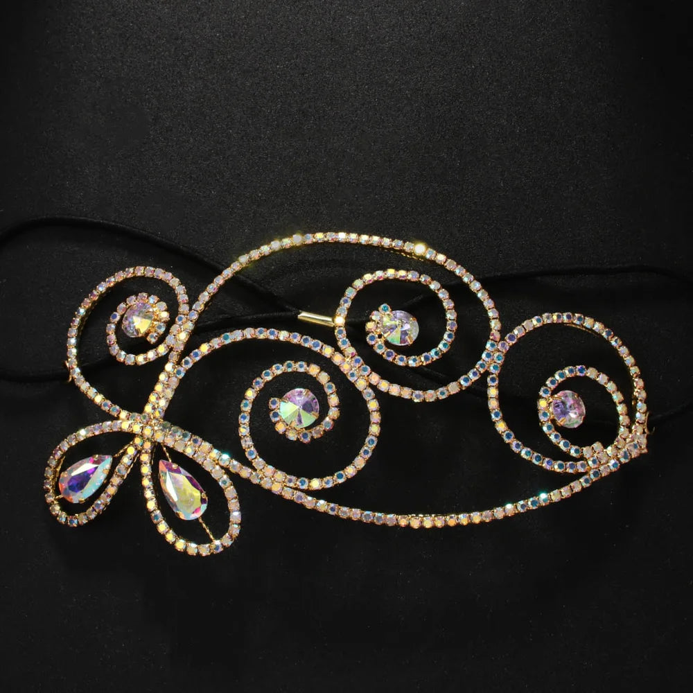 Bijou de tete mariage en strass cristal couleur or porté par une mariée metal doré.

