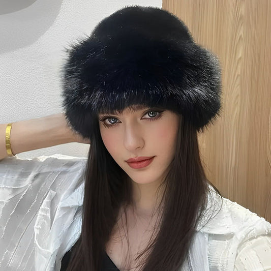 Femme portant un bonnet noir en fourrure de luxe pour femme, style chic et cosy