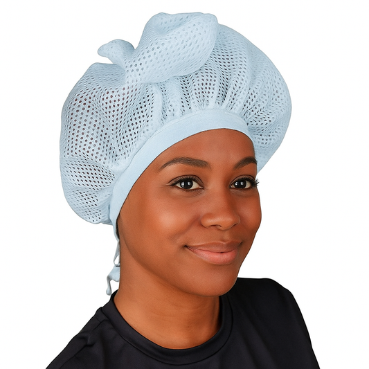 Femme métisse souriante portant un bonnet protection cheveux en filet blanc avec cordon réglable, idéal pour soins capillaires.