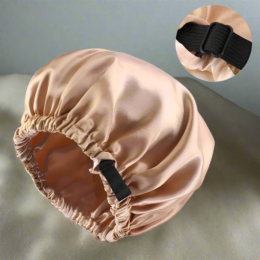Bonnet satin doré pour la nuit réglable, conçu pour protéger les cheveux pendant le sommeil, en satin doux et lisse, taille unique ajustable pour un confort optimal.