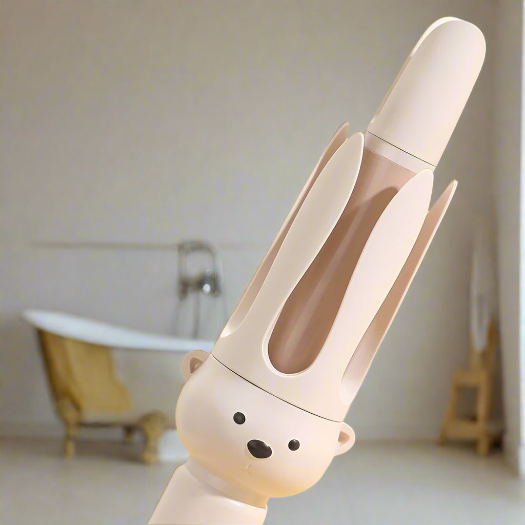 Boucleur ourson beige posé dans salle de bain, design mignon et sécurisé pour enfants